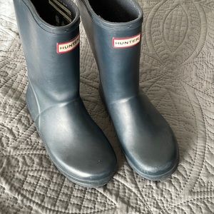 Navy blue Hunter rain boots